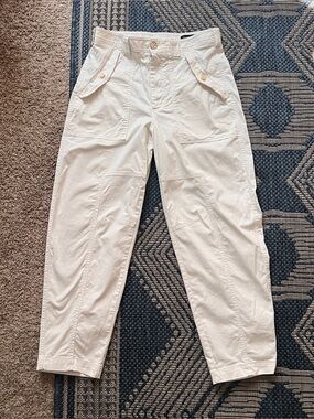 Utility Streetwear white cargo 98% cotton pant size 6 womens Banana Republic